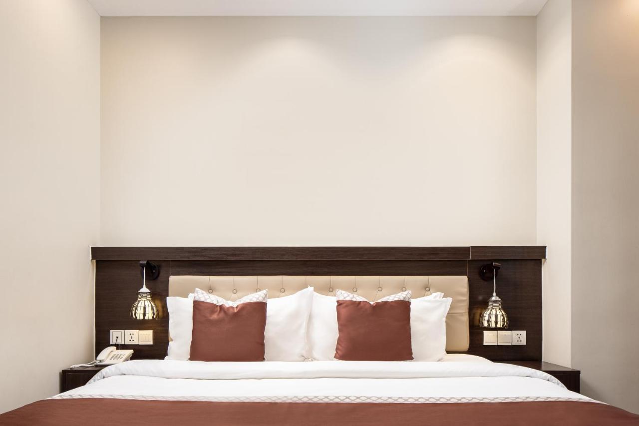 Hm Grand Central Hotel Phnom Penh Exterior photo