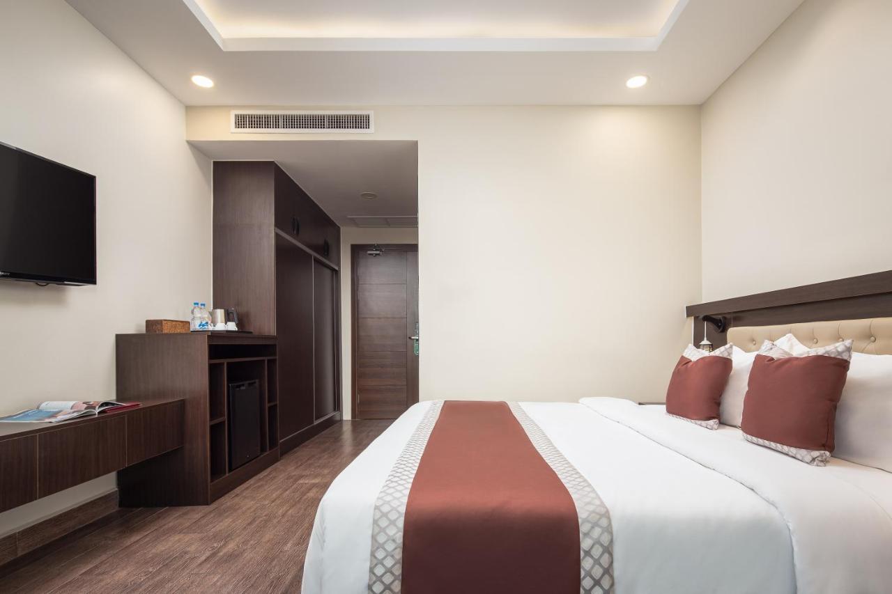 Hm Grand Central Hotel Phnom Penh Exterior photo