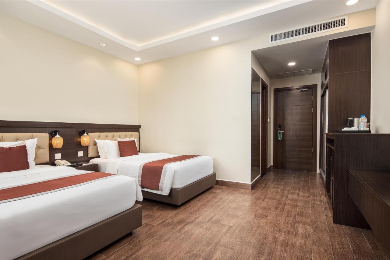 Hm Grand Central Hotel Phnom Penh Exterior photo