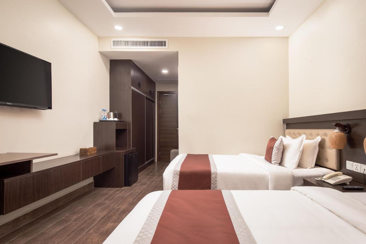 Hm Grand Central Hotel Phnom Penh Exterior photo
