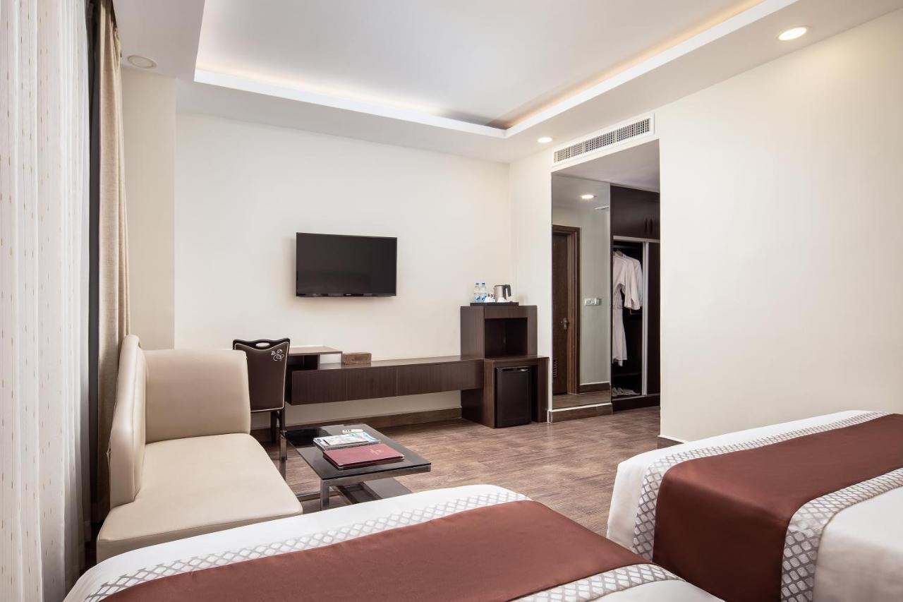 Hm Grand Central Hotel Phnom Penh Exterior photo