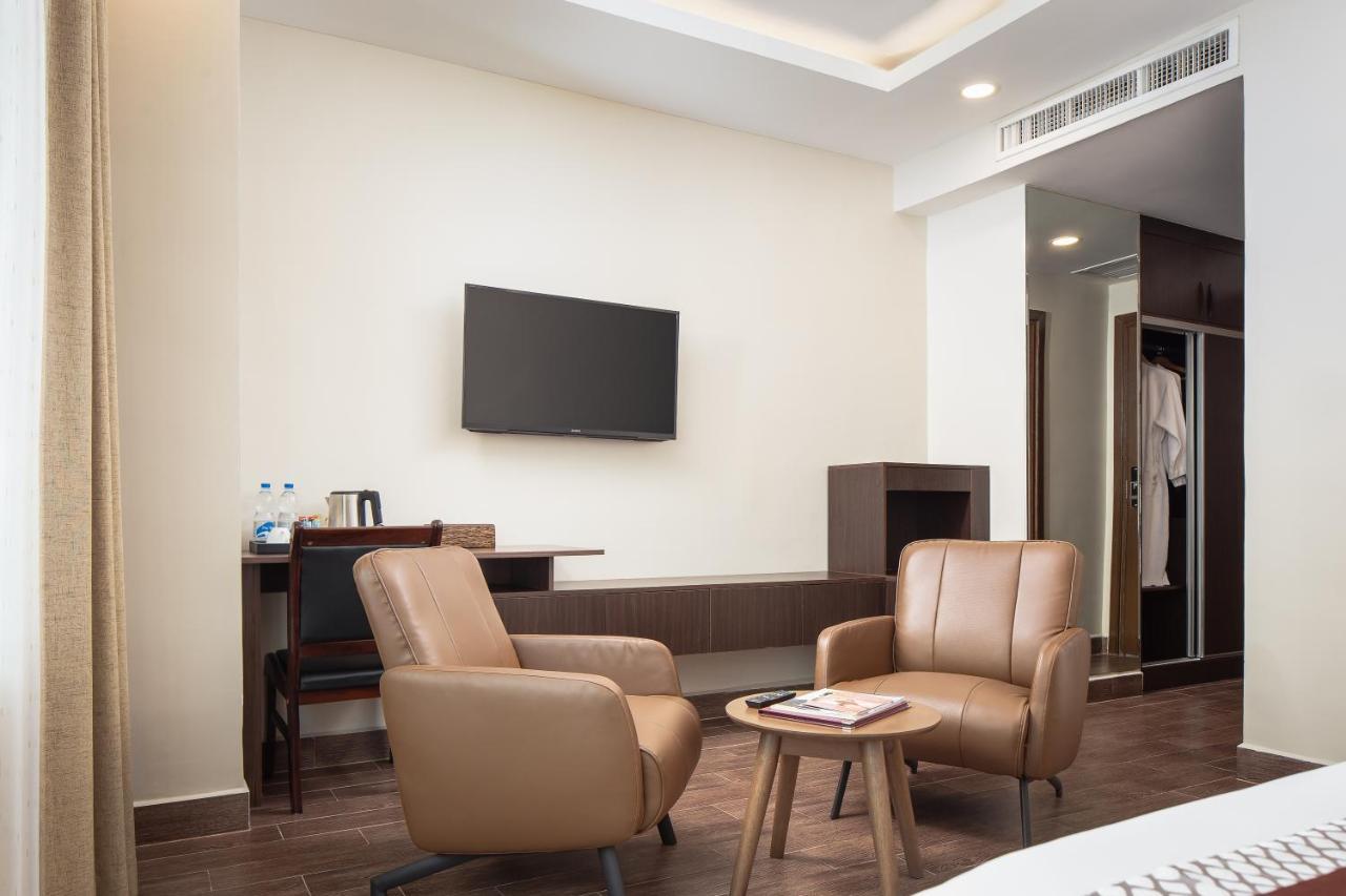 Hm Grand Central Hotel Phnom Penh Exterior photo
