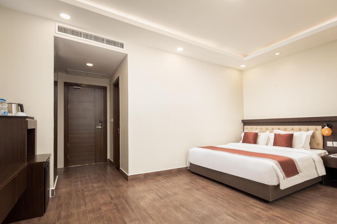 Hm Grand Central Hotel Phnom Penh Exterior photo