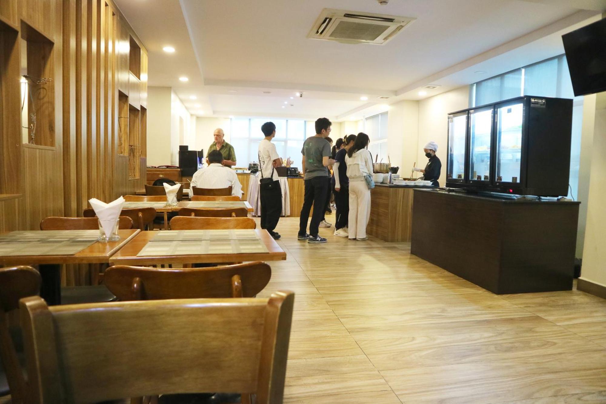 Hm Grand Central Hotel Phnom Penh Exterior photo